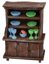 Aparador de madera envejecida con porcelanas coloridas de