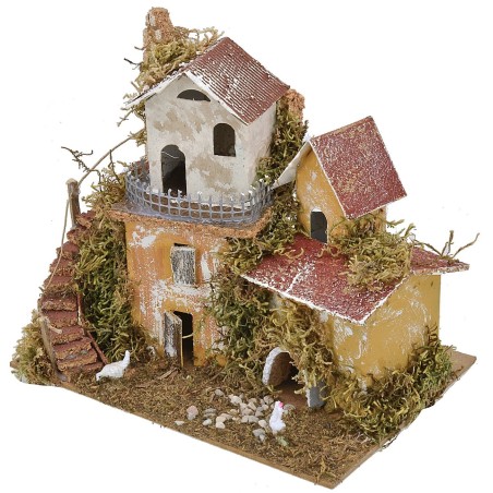 Casita con escalera curva exterior de 20x14x17 cm h