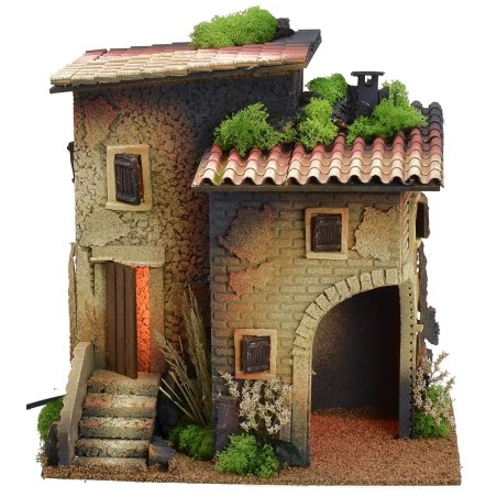 Casa illuminata con grande arco angolare per bottega o grotta