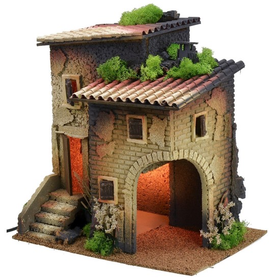 Casa illuminata con grande arco angolare per bottega o grotta