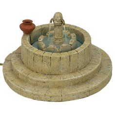 Fuente de nacimiento con columna de 3 salidas de agua en funcionamiento. 2