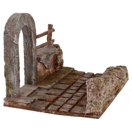 Strada con porta ad arco e staccionata rialzata per presepe