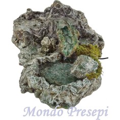 Cascada entre las rocas con lago Mundo Presepi 2