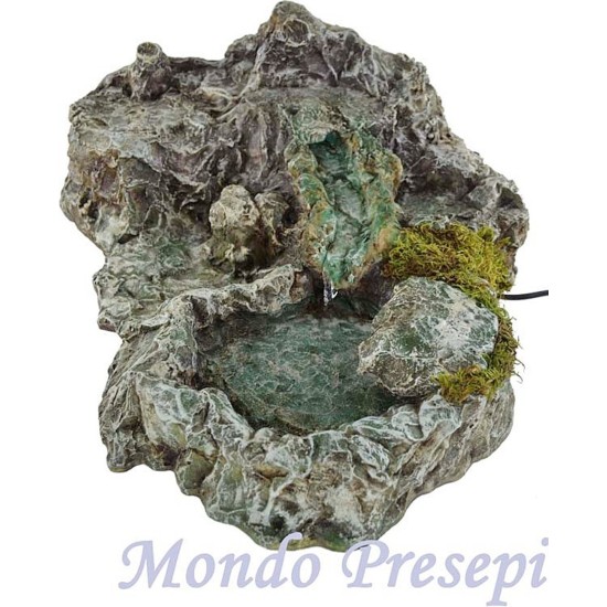 Cascada entre las rocas con lago Mundo Presepi