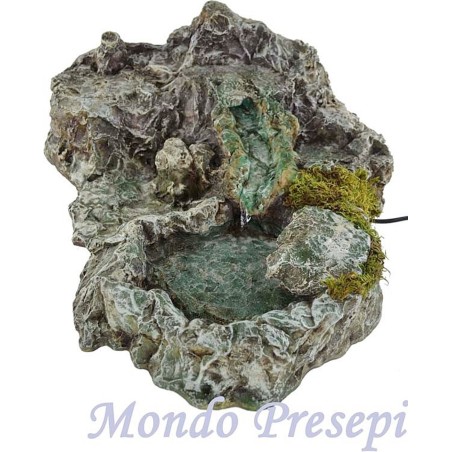 Cascata tra le rocce con lago Mondo Presepi