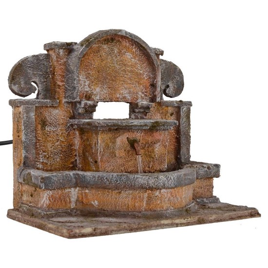 Fuente en funcionamiento con grecas y arcos para