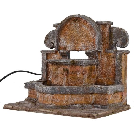 Fuente en funcionamiento con grecas y arcos para