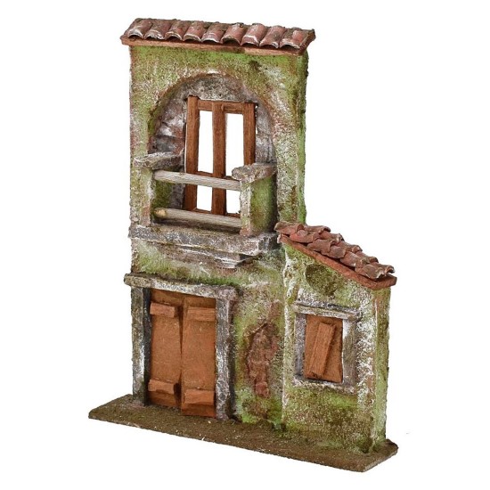 Fachada de casa con balcón, puerta y ventana.