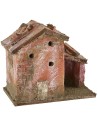 Casita para belén con cobertizo de 9x5,5x8 cm de altura.