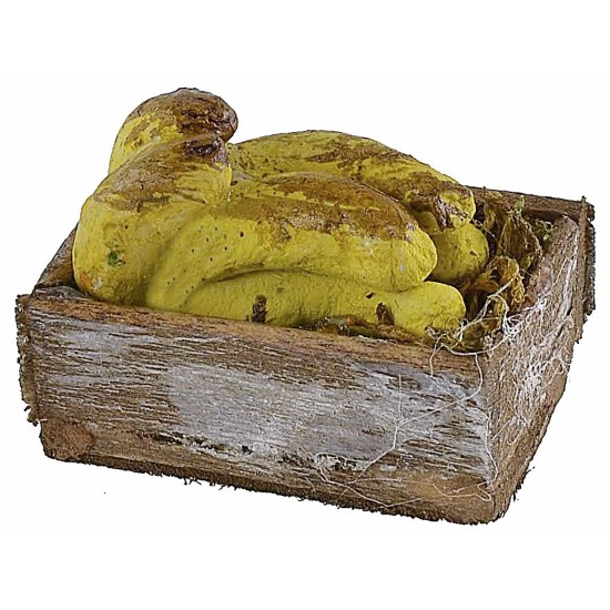Caja de madera con plátanos de 3,3x2,1x1,4 cm de altura, estatuas.