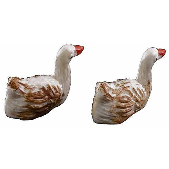 Coloca 2 ojales de PVC de 1,8 cm para estatuas de 6 cm.