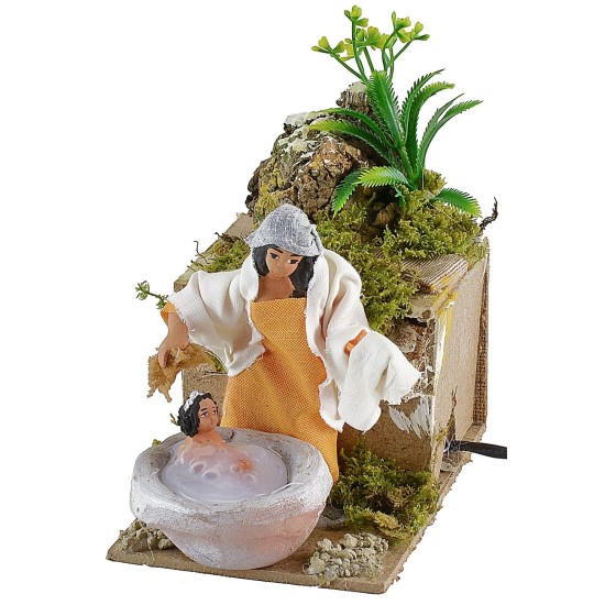 Mamma che lava bambino in movimento 10 cm Mondo Presepi