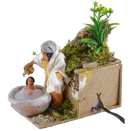 Mamma che lava bambino in movimento 10 cm Mondo Presepi
