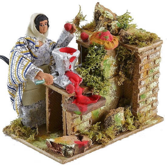 Ortolana squeezes the tomatoes moving 10 cm