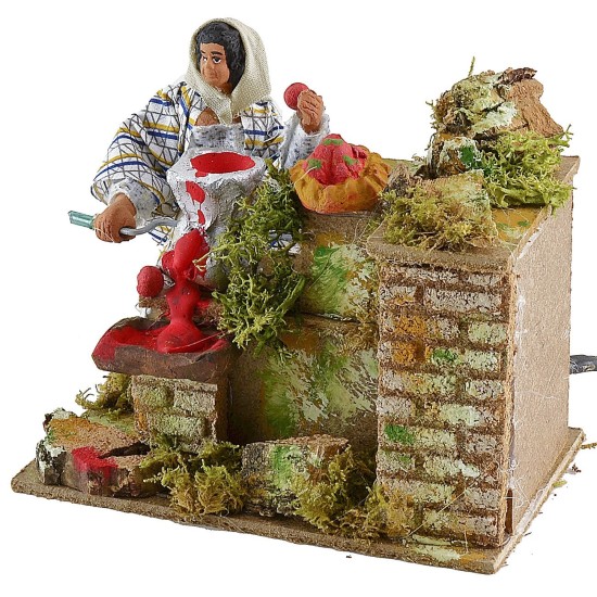 Ortolana squeezes the tomatoes moving 10 cm