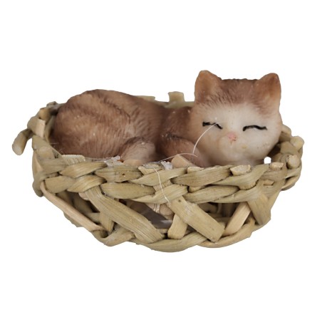 Gatto marrone striato che dorme in una cesta marrone, striato