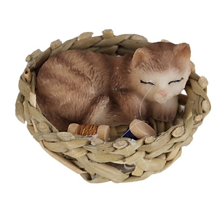 Gatti assortiti che dormono in una cesta cesta, resina, vimini