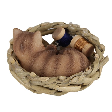 Gatto marrone striato che dorme in una cesta marrone, striato