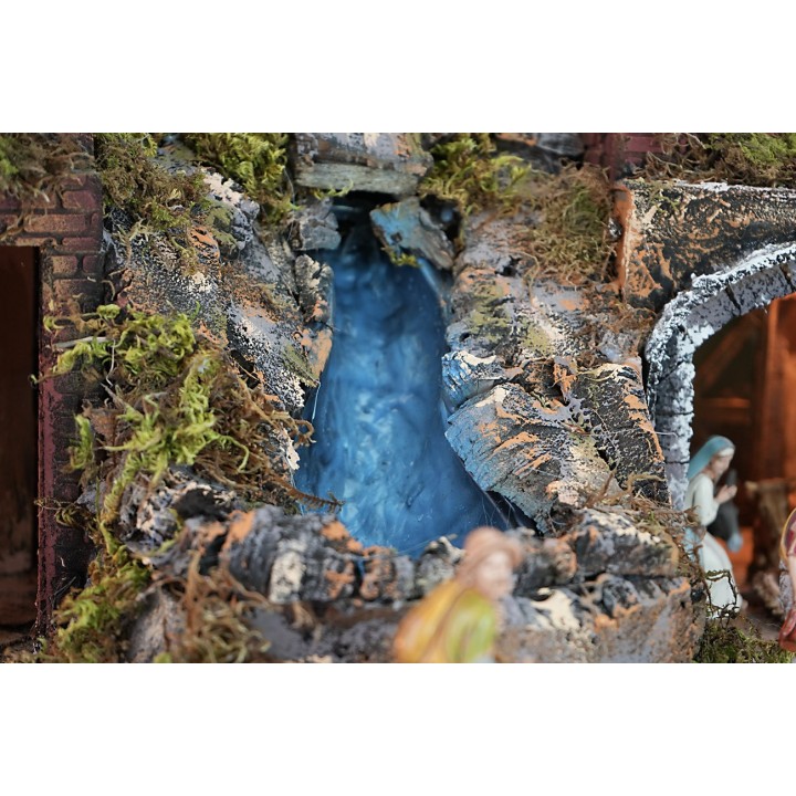 Pesebre iluminado completo de estatuas con cascada, fuente y