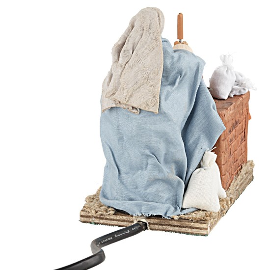 Donna in cucina in movimento 13 cm per presepe Mondo Presepi