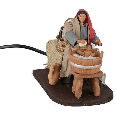 Donna che lava bimbo 12 cm in movimento per presepe Mondo