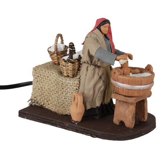 Donna che lava bimbo 12 cm in movimento per presepe Mondo