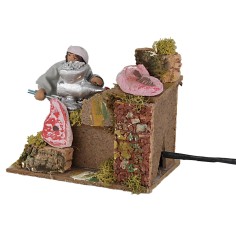 Macellaia che insacca le salsicce 10 cm in movimento