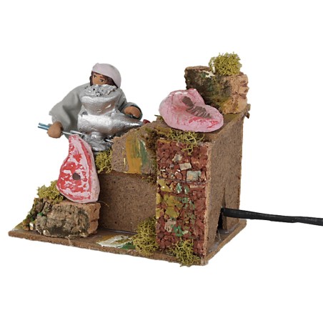 Macellaia che insacca le salsicce 10 cm in movimento