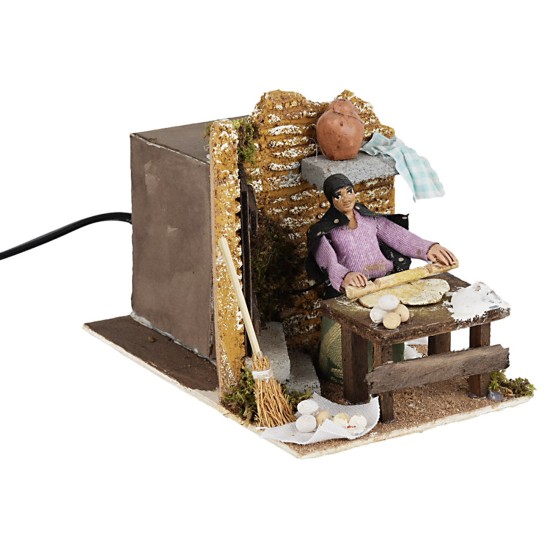 Donna con mattarello 10 cm in movimento