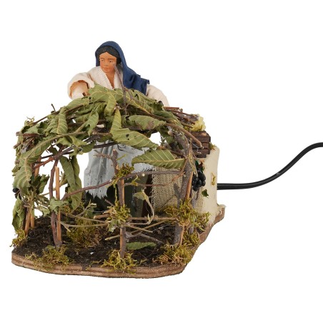 Donna che raccoglie l'uva 14 cm in movimento per presepe Mondo