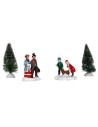 Conjunto de figuras y pinos para pueblo Navideño 4 piezas