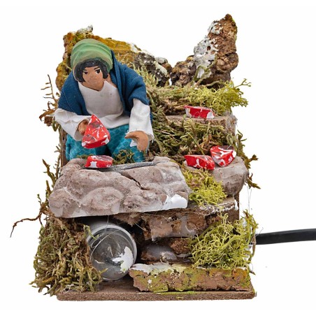 Pastore che cuoce le bistecche al fuoco 10 cm in movimento per