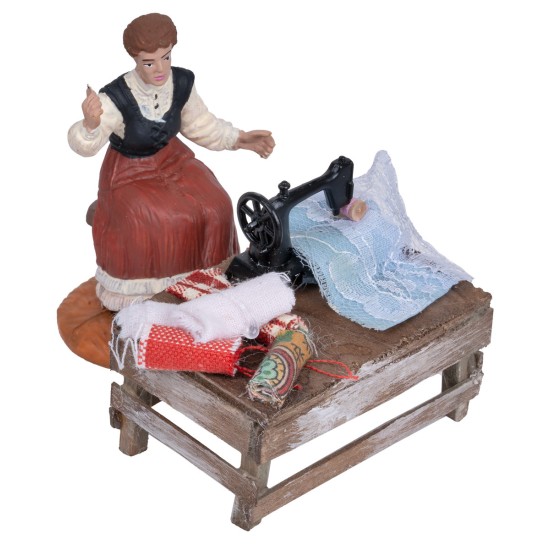 Banco da sarta con macchina e stoffe per statue 10 cm