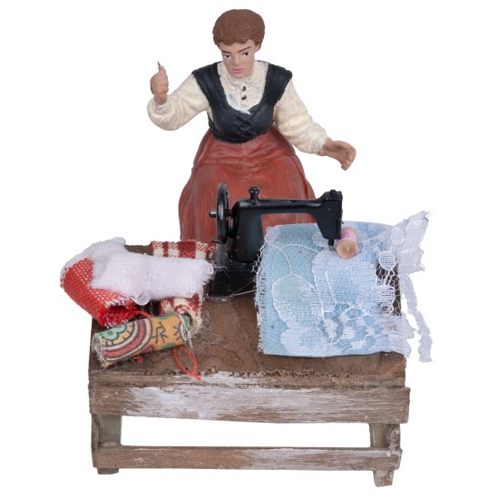 Banco da sarta con macchina e stoffe per statue 10 cm