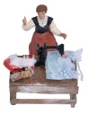 Banco da sarta con macchina e stoffe per statue 10 cm