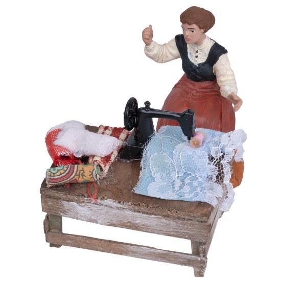 Banco da sarta con macchina e stoffe per statue 10 cm