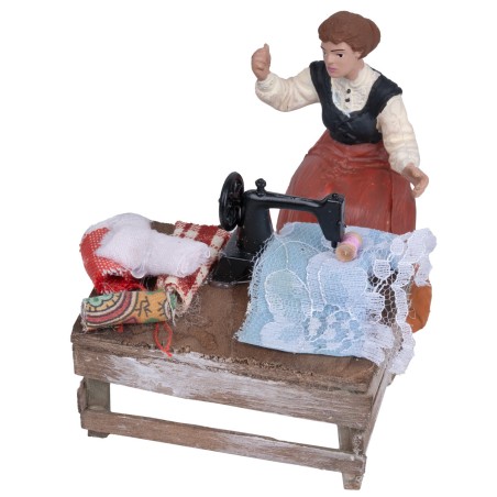 Banco da sarta con macchina e stoffe per statue 10 cm