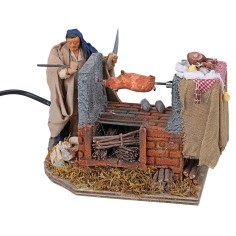 Uomo che gira la porchetta in movimento con forno 12 cm per