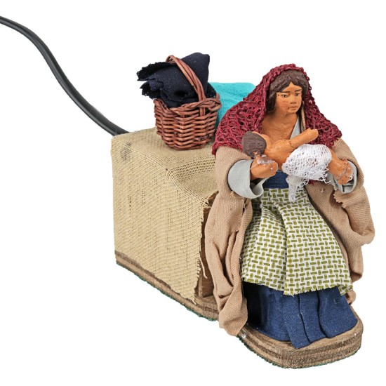 Donna che allatta in terracotta in movimento 10 cm per presepe