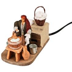 Donna che lava bimbo in movimento 10 cm per presepe Mondo