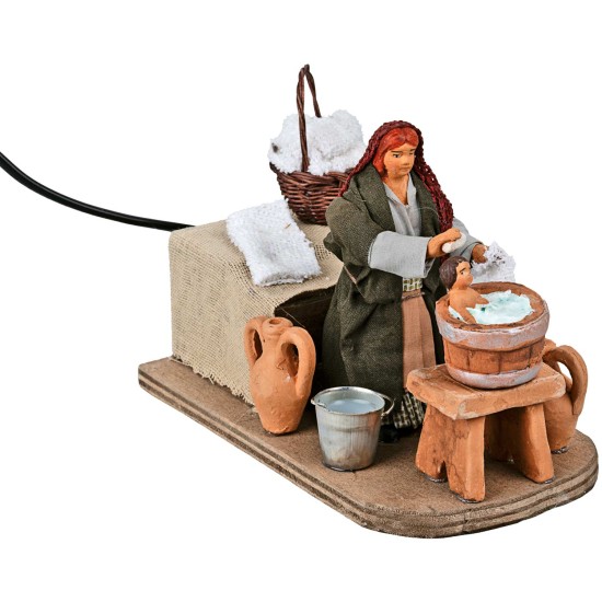 Donna che lava bimbo in movimento 10 cm per presepe Mondo