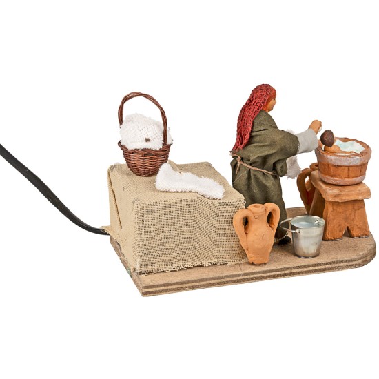 Donna che lava bimbo in movimento 10 cm per presepe Mondo