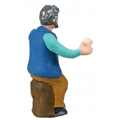 Hombre sentado con vaso en mano de la serie 10 cm en terracota 2
