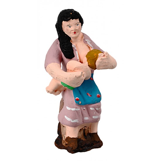 Mujer sentada amamantando a un niño de la serie 10 cm en