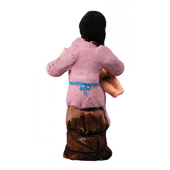 Mujer sentada amamantando a un niño de la serie 10 cm en