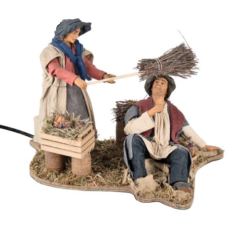 Donna che picchia marito serie 30 cm in movimento per presepe