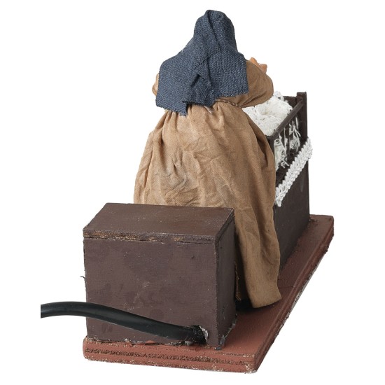 Mamá que saca al niño de la cuna 12 cm en movimiento