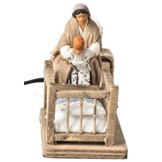 Mamá que toma al niño de la cuna 10 cm en movimiento