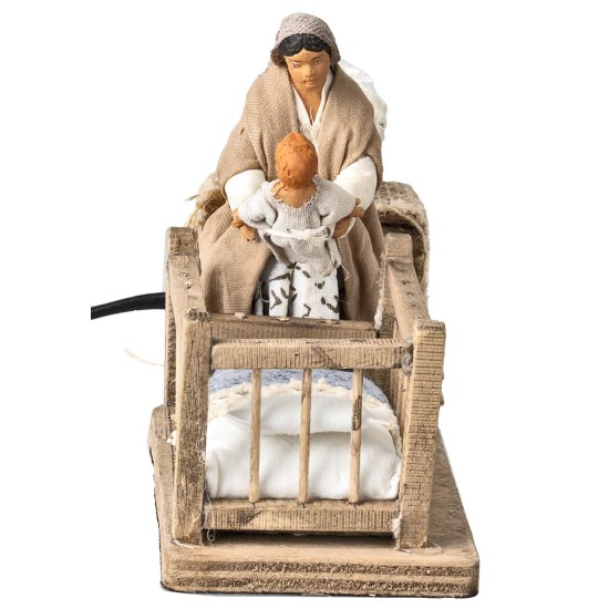 Mamma che prende bimbo dalla culla 10 cm in movimento