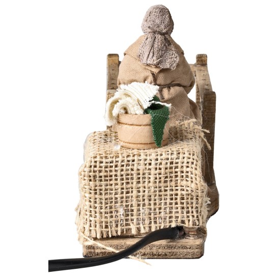 Mamá que toma al niño de la cuna 10 cm en movimiento